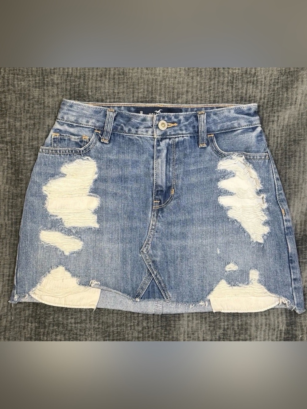 Denim Mini Skirt HOLLISTER Hi-Rise Distressed
Size 1R W 25 Measures 25x14 - Picture 1 of 8